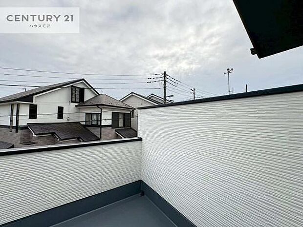 広々としたバルコニーはお洗濯ものを干すだけではなく椅子を置いて読書をしたりほっと一息つく場所にもなります!