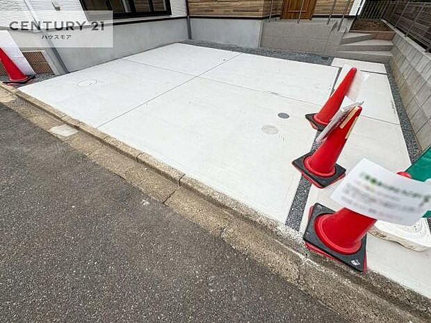 駐車スペースは2台分あります!セカンドカーはもちろん、バイクや自転車なども置き場所に困りません。