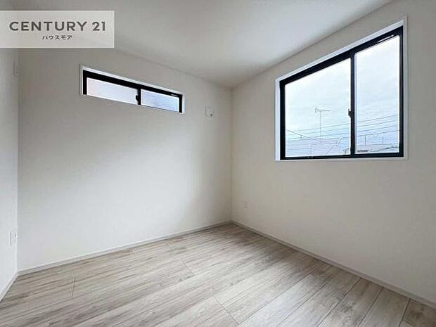 2面採光を確保した明るい室内は、風通しも良く、明るく大変居心地の良い空間となっております。リラックスして過ごせる心地の良いお部屋です!朝の目覚めがスッキリしますね!