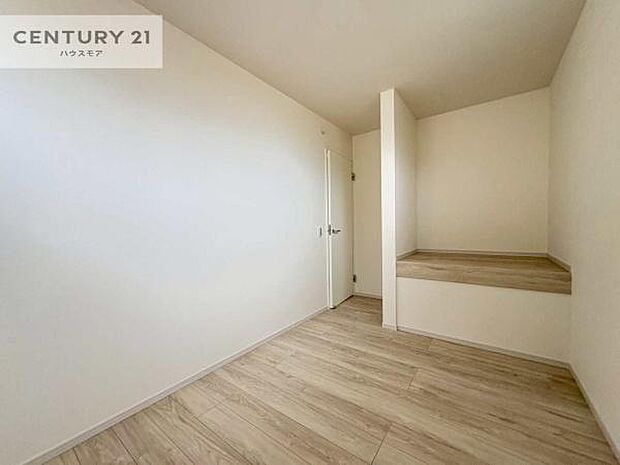 洋室は子供部屋や寝室、色々と用途多彩に利用できますね。収納力もたっぷりなので、広々気持ちよく過ごすことができます。