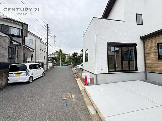 前面道路は5.9m!陽当り良好な立地です。車庫入れが苦手な方も安心ですね。