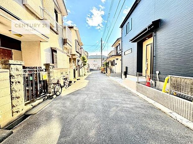 前面道路4.5ｍ。陽当り良好な立地です。車庫入れが苦手な方も安心ですね。