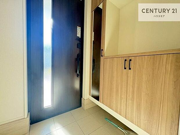 玄関のシューズボックスは、収納力良好で靴をすっきり整理できるだけでなく、上部を飾り棚として活用可能。お気に入りの小物やグリーンを置けば、来客を迎えるおしゃれな空間に仕上がります！