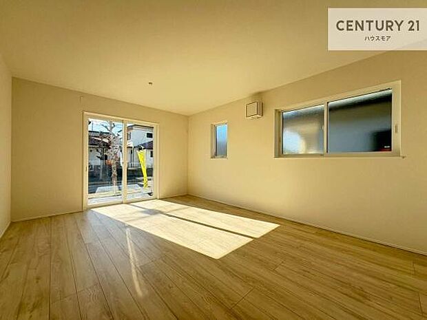 大きな窓からたっぷりの陽ざしが入る明るいリビング。開放感のあるリビングで家族団らんのくつろぎの時間を過ごせます。