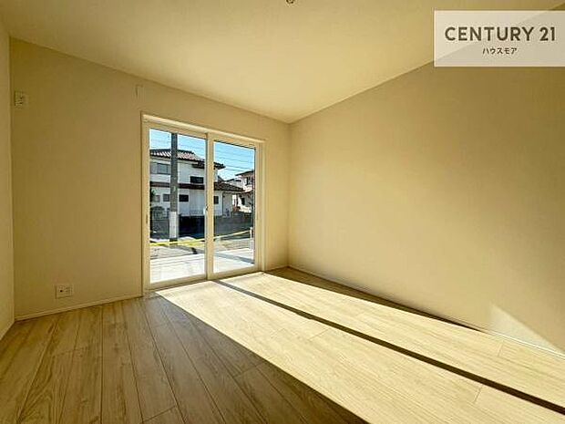 優しい光が差し込む洋室は、朝の目覚めも気持ちが良さそうですね。おうち時間もゆったりと過ごすことができます。優しい色合いのフローリングがどんな家具にもマッチします！