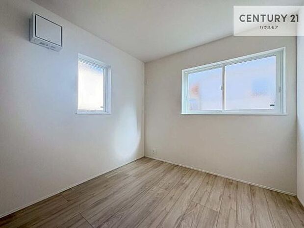 掃き出し窓がないお部屋は、お子様のお部屋としても安心です！収納スペースも充実しているので散らかったお部屋をサッと片付けられます！