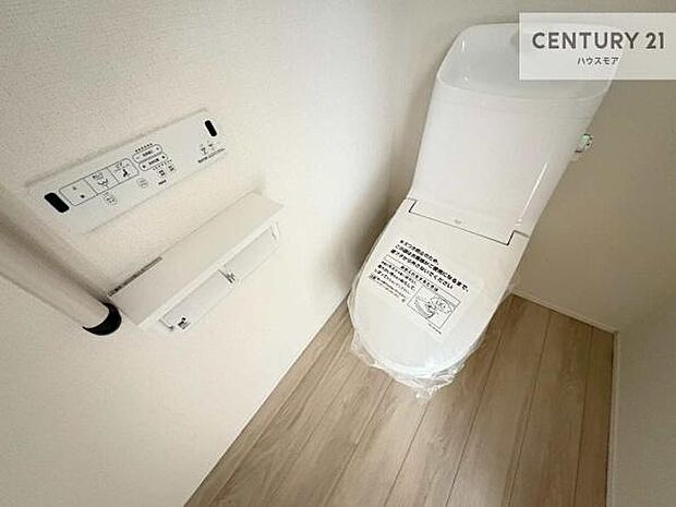 温水洗浄便座につき、冬場は便座が暖かくできるので冷たい便座に座らずに済む嬉しい仕様です！シンプルなカラーを基調としているので、お手入れがしやすいです。