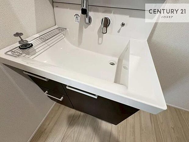 深い洗面台ボウルは、水が跳ねにくいのでお手入れが楽々！清潔感が保てます！キレイな洗面所で自分磨きのモチベーションが上がりますね！