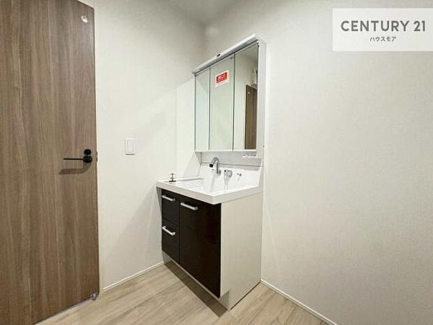 三面鏡仕様の洗面所は、身だしなみがしやすい造り！裏は収納になっています。ドライヤーやお化粧道具を片付けられるので洗面台周りをスッキリと見せることが出来ます！