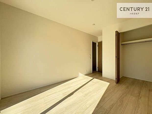 明るい室内は、風通しも良く、明るく大変居心地の良い空間となっております。リラックスして過ごせる心地の良いお部屋です！