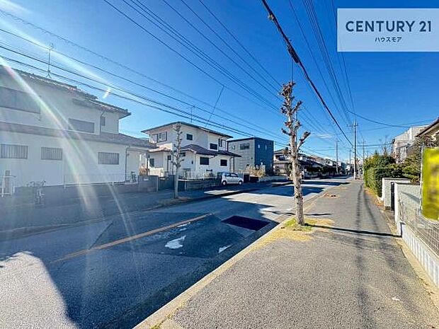 前面道路は12ｍ！陽当り良好な立地です。車庫入れが苦手な方も安心ですね。