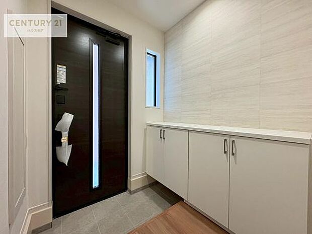 シューズボックス付きなので、玄関が片付きお掃除がしやすいです！スッキリした玄関で戸を開けた瞬間、清潔感のある心地いい空間が出迎えてくれます。