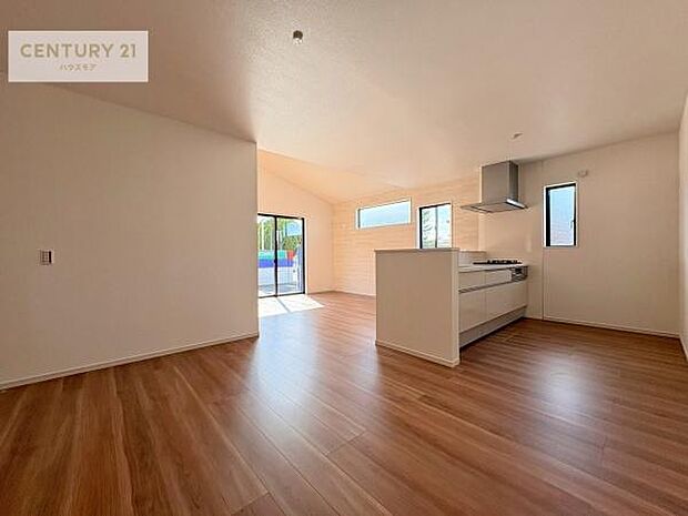 心地良いリビングは家族が自然と集まります。家族団欒の時間が増えそうです。ご家族と、より一層充実した時間を過ごせそうですね。明るく開放的な空間です。