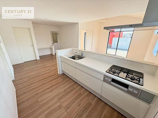 大人気の対面式システムキッチンを採用しています！ご家族のコミュニケーションが自然と増える設計です。お子様にも目が届くので嬉しいですね。収納力もあります！