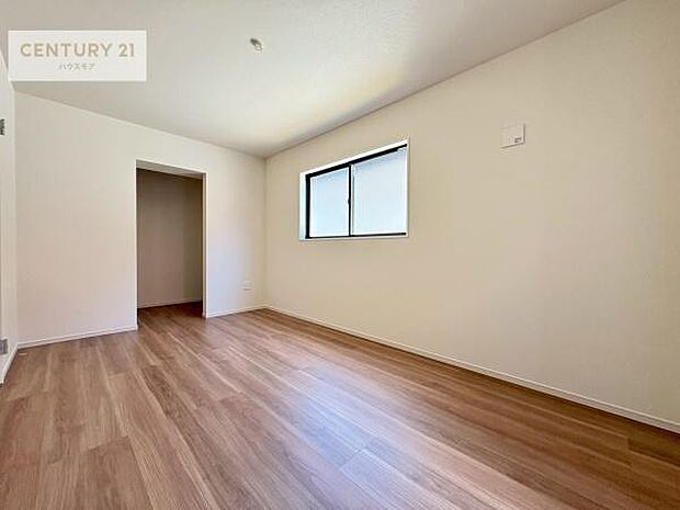 収納スペースがついています！居室をスッキリ整頓する事ができますね。家具を選ばないシンプルなデザインの為、家具を選ばずお気に入りの空間作りができそうですね。