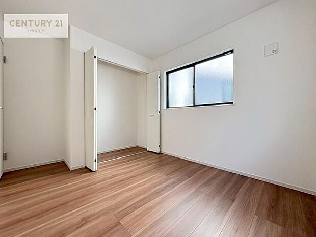 掃き出し窓がないお部屋は、お子様のお部屋としても安心です！収納スペースも充実しているので散らかったお部屋をサッと片付けられます！