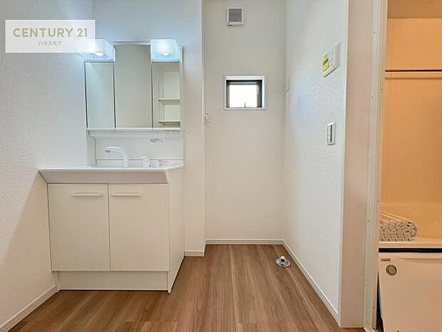 小窓付きの明るい洗面室です！湿気もすぐに入れ替えができて清潔に保つことができます！自然光が差し込むのでお化粧の仕上がりも良くなりますね！