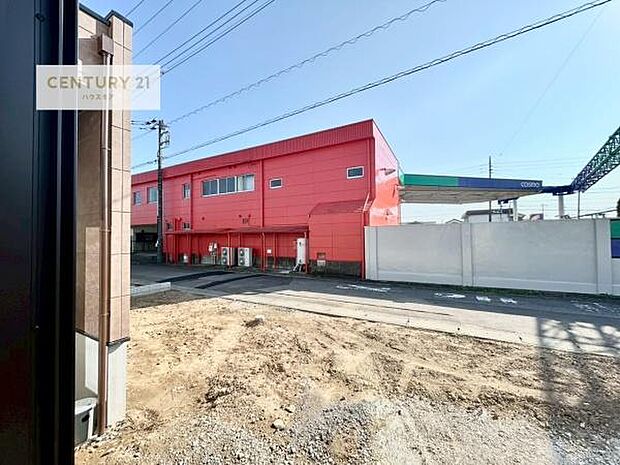 晴れた日には青い空を見渡せる開放的な時間を楽しめます。気持ちの良い風が通り抜ける街並みです！