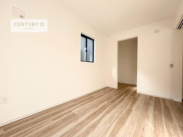 洋室は子供部屋や寝室、色々と用途多彩に利用できますね。収納力もたっぷりなので、広々気持ちよく過ごすことができます。