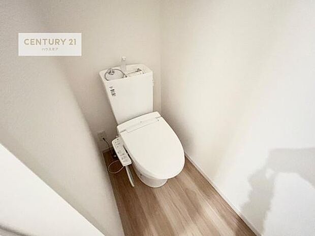 温水洗浄便座につき、冬場は便座が暖かくできるので冷たい便座に座らずに済む嬉しい仕様です!シンプルなカラーを基調としているので、お手入れがしやすいです。