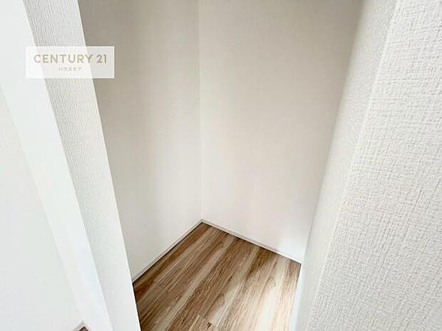 ウォークインクローゼット付きです。たくさんのお洋服などを収納しておけそうですね!他にも扇風機や加湿器など季節物の大きな家電も収納できます。