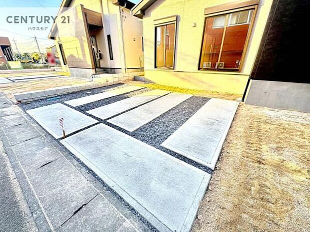 駐車スペースは3台分あります!セカンドカーはもちろん、バイクや自転車なども置き場所に困りません。