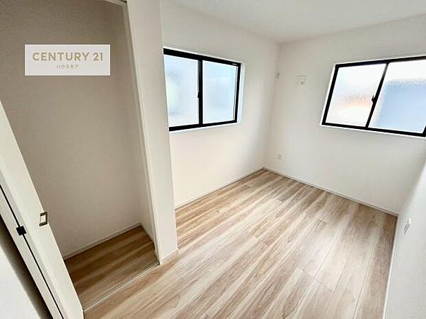 2面採光を確保した明るい室内は、風通しも良く、明るく大変居心地の良い空間となっております。リラックスして過ごせる心地の良いお部屋です!朝の目覚めがスッキリしますね!