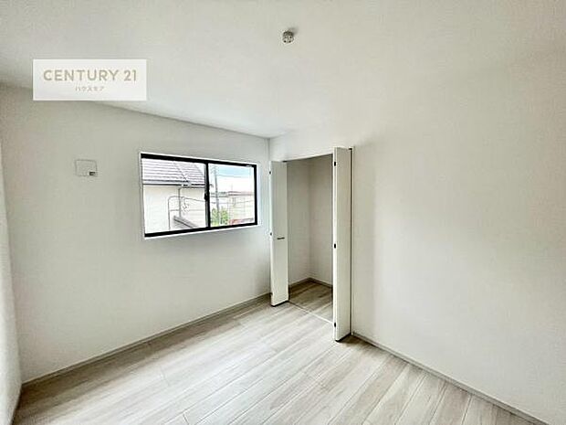 掃き出し窓がないお部屋は、お子様のお部屋としても安心です！収納スペースも充実しているので散らかったお部屋をサッと片付けられます！