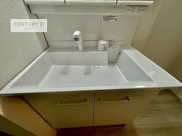 深い洗面台ボウルは、水が跳ねにくいのでお手入れが楽々！清潔感が保てます！キレイな洗面所で自分磨きのモチベーションが上がりますね！