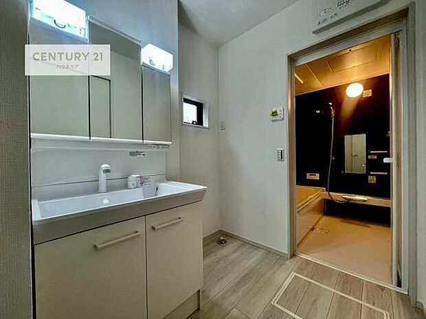 三面鏡仕様の洗面所は、身だしなみがしやすい造り！裏は収納になっています。ドライヤーやお化粧道具を片付けられるので洗面台周りをスッキリと見せることが出来ます！