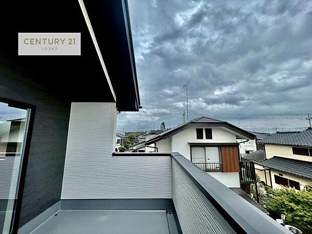 広々としているバルコニーです！お洗濯物を干すのはもちろん風に当たりながらくつろぎタイムが送れます！