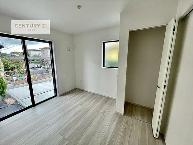 リビングと隣接した洋室です！家事の休憩スペースやキッズスペースとして活用するのもよさそうですね！収納も付いています！