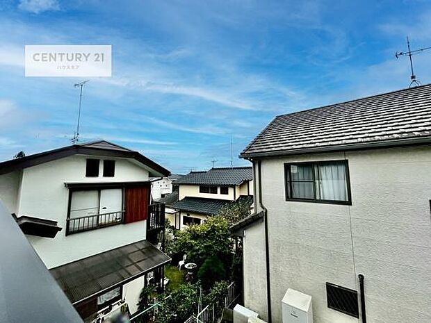 落ち着きある住宅街、気持ちの良い風が通り抜ける街並みです。