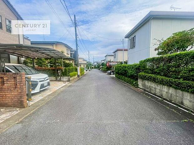 前面道路6ｍ！陽当り良好な立地です。車庫入れが苦手な方も安心ですね。