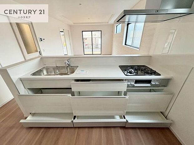 収納スペースが豊富で、調理スペースがスッキリと片付きひろ〜く活用できます！快適に作業ができます！毎日の料理が捗ります！