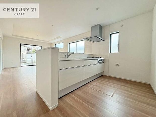 大人気の対面式システムキッチンを採用しています！ご家族のコミュニケーションが自然と増える設計です。お子様にも目が届くので嬉しいですね。広々使えて快適に作業が進みます。