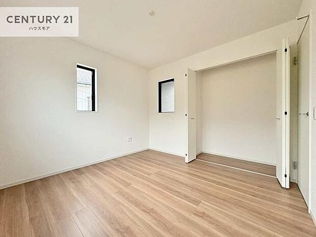 掃き出し窓がないお部屋は、お子様のお部屋としても安心です！収納スペースも充実しているので散らかったお部屋をサッと片付けられます！