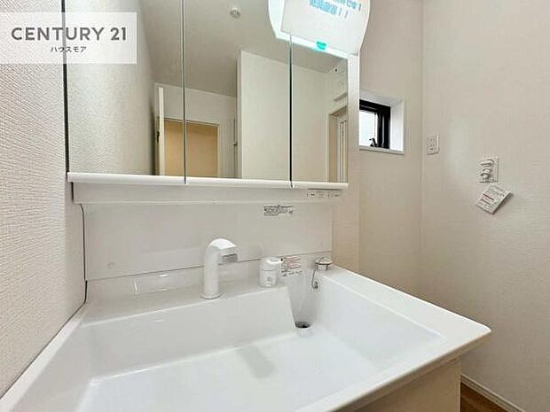 深い洗面台ボウルは、水が跳ねにくいのでお手入れが楽々！清潔感が保てます！キレイな洗面所で自分磨きのモチベーションが上がりますね！