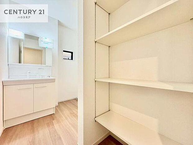 収納たっぷりの洗面室！日用品のストックやバスタオルがスッキリと収納できて取り出しやすい！水回りがスッキリ片付いて気持ちの良い空間！