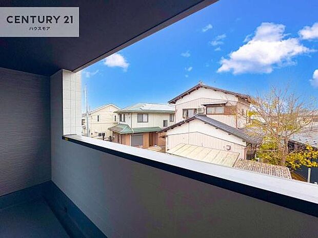 落ち着きある住宅街です！周囲には高い建物がなく、空が広く開放感があり、陽当たりを大きく遮られることもありません！気持ちの良い風が通り抜ける街並みです！