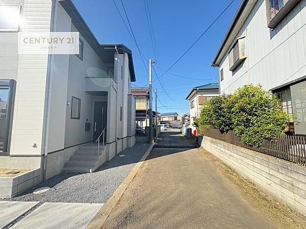 前面道路4ｍ！陽当り良好な立地です。車庫入れが苦手な方も安心ですね。