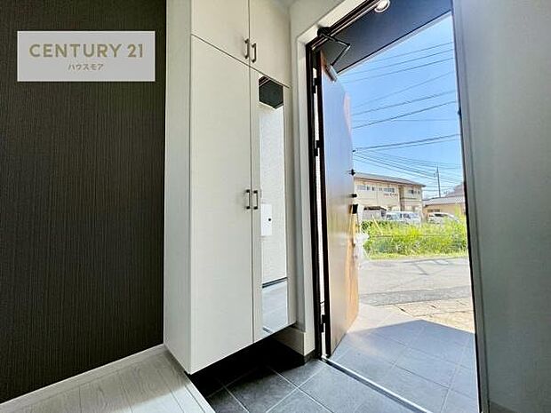 ミラー付きシューズボックス付きなので、玄関が片付きお掃除がしやすいです！スッキリした玄関で戸を開けた瞬間、清潔感のある心地いい空間が出迎えてくれます。