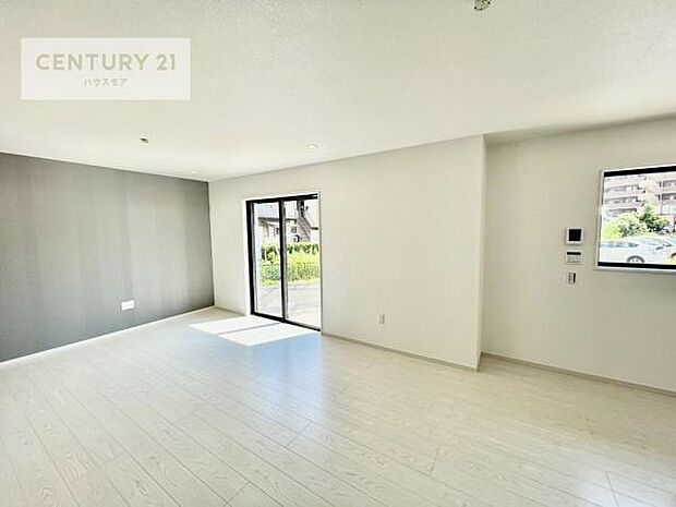 大きな窓からたっぷりの陽ざしが入る明るいリビング。開放感のあるリビングで家族団らんのくつろぎの時間を過ごせます。