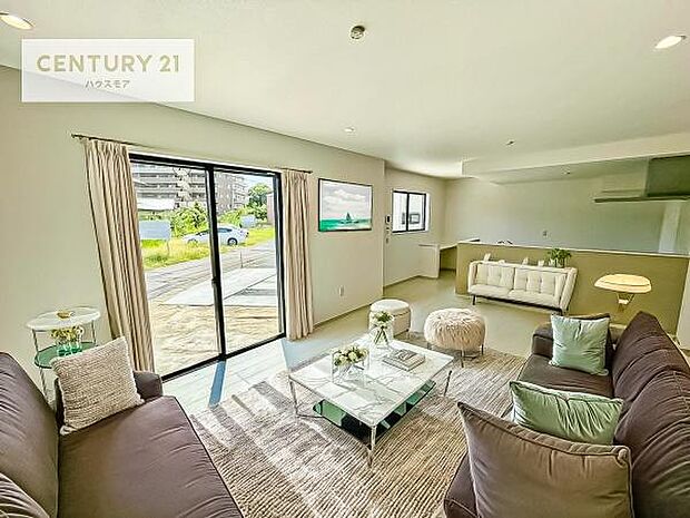 家具はCGパースです。心地良いリビングは家族が自然と集まります。家族団欒の時間が増えそうです。ご家族と、より一層充実した時間を過ごせそうですね。明るく開放的な空間です。