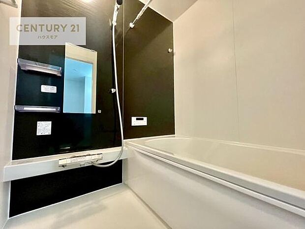 落ち着きある大人の雰囲気のバスルームは、味が出ていてバスタイムが充実！お仕事頑張っているご褒美にお好みの匂いの入浴剤を入れて、楽しんでみてはいかがでしょうか？