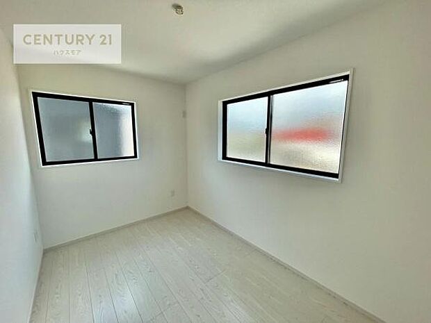 2面採光を確保した明るい室内は、風通しも良く、明るく大変居心地の良い空間となっております。リラックスして過ごせる心地の良いお部屋です！朝の目覚めがスッキリしますね！