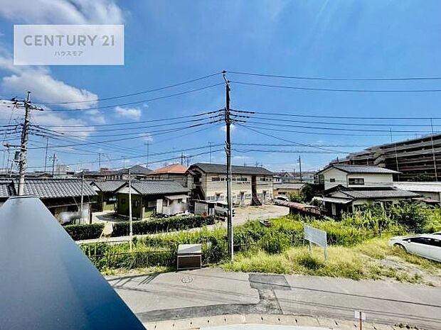 落ち着きある住宅街、周囲には高い建物がなく、緑が多く空が広く開放感があり、陽当りを大きく遮られることもありません。気持ちの良い風が通り抜ける街並みです。