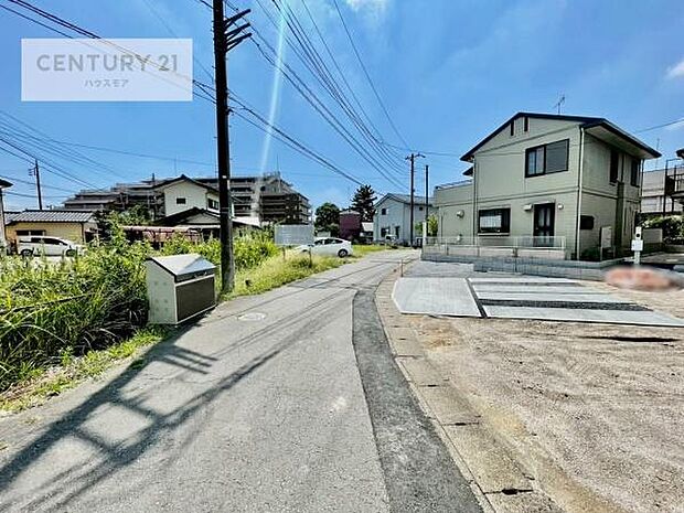 前面道路4.6ｍ！陽当り良好な立地です。車庫入れが苦手な方も安心ですね。