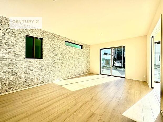 大きな窓からたっぷりの陽ざしが入る明るいリビング。開放感のあるリビングで家族団らんのくつろぎの時間を過ごせます。