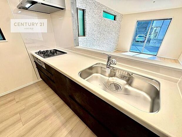 大人気の対面式システムキッチンを採用しています！ご家族のコミュニケーションが自然と増える設計です。お子様にも目が届くので嬉しいですね。広々使えて快適に作業が進みます。